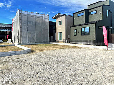 水道引き込み費用、メーター設置費用が別途発生いたします。
地盤改良が必要な場合、費用は別途必要になります。
敷地に電柱が入る可能性があります。
４区画のうち72.01 m2は共用通路の面積です。 