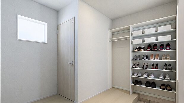 【玄関の収納】玄関には、扉のない靴棚を設置。棚板は高さを自由に調整できる可動
式で、靴のサイズや収納する物に合わせてフレキシブルに使えます。