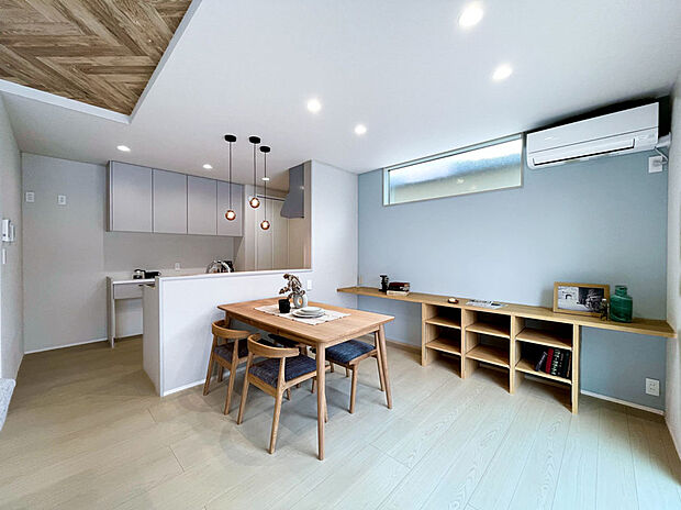 【ダイニング横のカウンタースペース】ダイニング横にカウンターを設けました。水色のアクセントがさわやかな印象を与えてくれます。