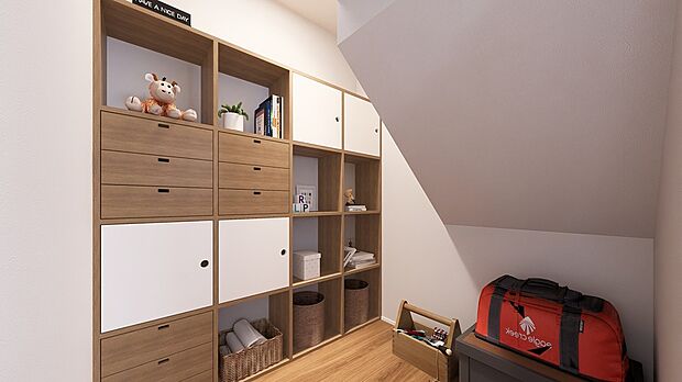 【1F ファミクロで ワンフロア完結の収納】LDK には階段下を有効活用したWIC を用意。ワンフロアで収納が完結するため、家事動線もスムーズです。家族構成やライフスタイルに合わせてフレキシブルに活用できます◎