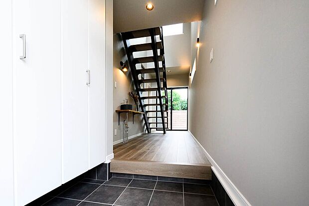 【吹き抜け＆スケルトン階段】玄関上がるとすぐに手洗い