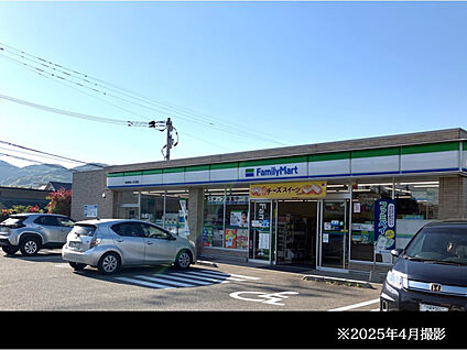 ファミリーマート　筑紫野美しが丘南店 現地から400m～700m。(徒歩5分～9分。)
