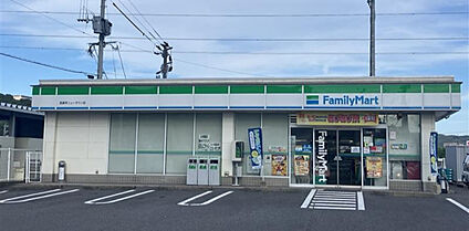 ファミリーマート 現地から290m～360m。(徒歩4分～5分。)