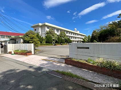 明野北小学校 現地から1239m～1336m。(徒歩16分～17分。)