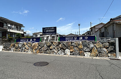 分譲地と道路の境界に石積を施工しています。