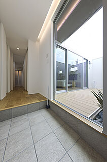 シュッとした家 with ロジア