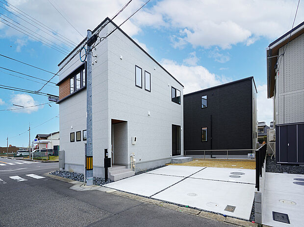 A棟外観
ゆとりある駐車場に広々お庭のある敷地です。