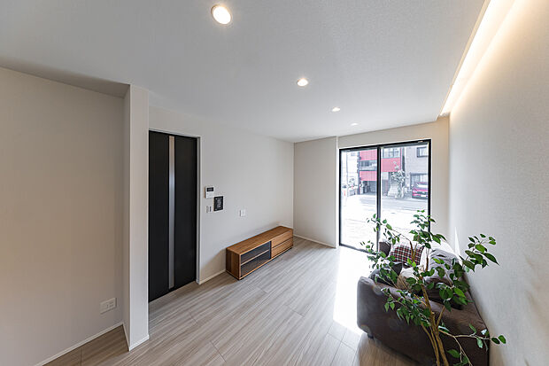 視線を遮り、高い天井が生む静かな開放感のリビング