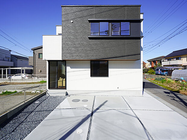 濃淡のツートンカラーの外壁で落ち着きと重厚感を両立。シャープな印象を引き立てるフラットデザインです。
駐車スペースは並列らくらく3台可能