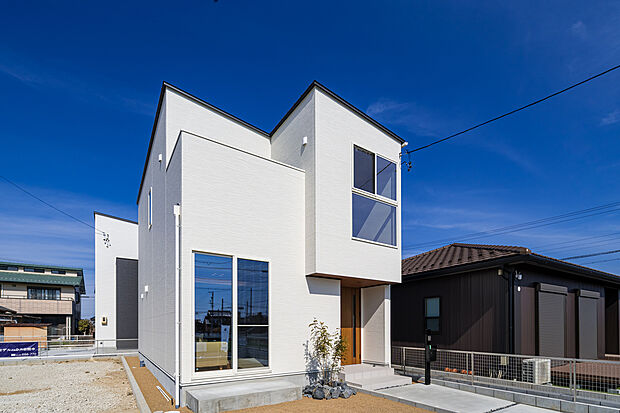 現地モデルハウスで体感ください
(1)天井高2.7mの「抜け感」
(2)広いリビングの開放感
(3)使いやすい動線設計やさりげないこだわりの設計力を体感いただけます