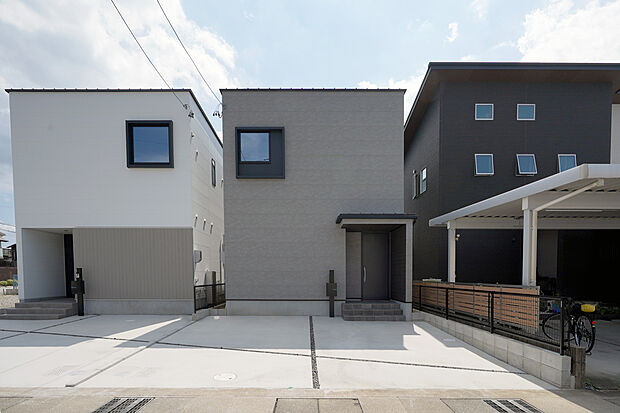 隣地のモデルハウス 外観(1)
