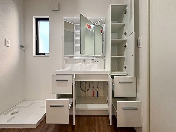 【洗面化粧台】ホワイトカラーで清潔感のある洗面台です。
通常のサイズの洗面化粧台にプラスして、収納棚も追加で設置しました。
これだけ収納があると安心ですね♪