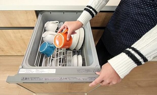 【食洗機】約5人分の食器を一度に洗う事ができる食器洗乾燥機は手洗いに比べて節水効果あり。高温で洗浄できるため汚れを落としやすく、小さなお子様がいるご家庭では食器の除菌もできます。洗浄だけでなく、乾燥まで済ませられるので時短にも。夕食の後は食洗機に片付けを任せて家族団らんの時間をお楽しみください。