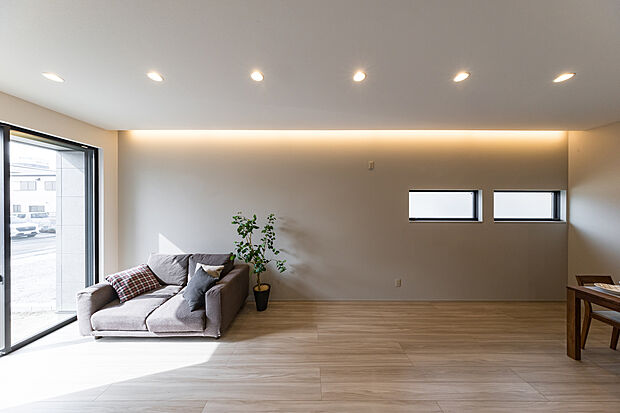 【現地モデルハウス　リビング】約20帖の広々LDKは、家族が自然と集まる心地よい空間。大きな窓から光が差し込み、明るく開放感のあるリビングを演出