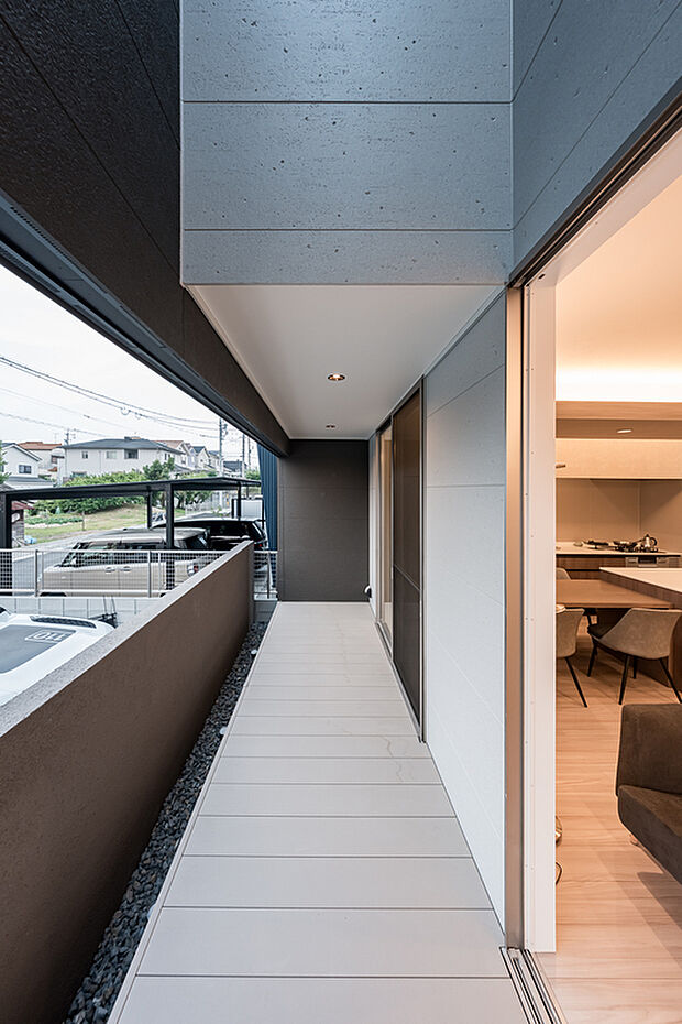 【尾張旭市平子町 モデルハウス】リビングとひと続きのウッドデッキは、内と外を自然につなぎ開放感を生み出します。