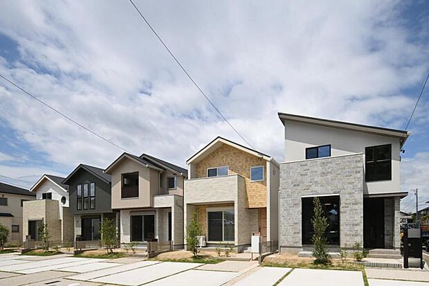 【現地外観写真】
第1種低層住居専用地域内に位置した、全5家族の街。異なる表情の住まいが街を彩ります。各棟、2台分の駐車スペースをご用意しております(車種による)。