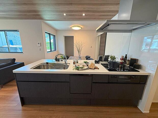 【No.1/キッチン】
タッチレス水栓や食器洗浄乾燥機、ガラストップコンロなど、機能的な設備を搭載したキッチンです。フルフラットタイプで開放感があります。