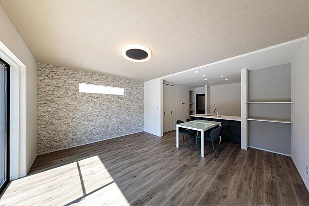 【NO.3号地】
LDKは約18.3帖とゆったり。南面からたっぷりと陽光が入ります。リビング収納を備えており、家族共有の荷物や書類がすっきりと片付きます。