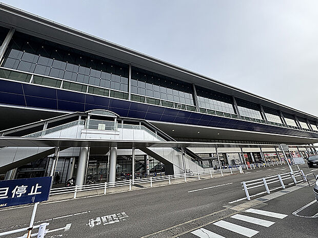 エアポートウォーク名古屋へ徒歩10分。アピタ名古屋空港店と135の専門店からなるショッピングセンターです。映画館やレストラン街、スカイラウンジなどもあり、休日のお出かけ先にも◎