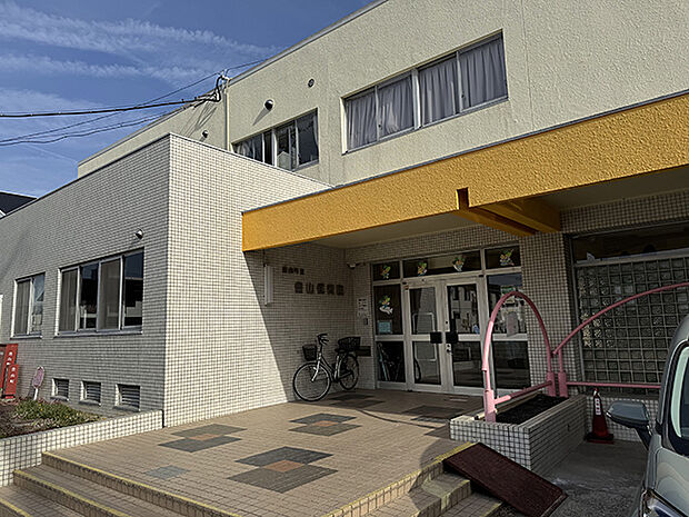 豊山保育園へ徒歩13分。送迎の負担が少なく利用しやすい立地◎開園時間は7:30~18:30。生後7か月からの保育(通常保育、長時間保育、乳児保育、障がい児保育)、一時保育や病後児保育を実施されています