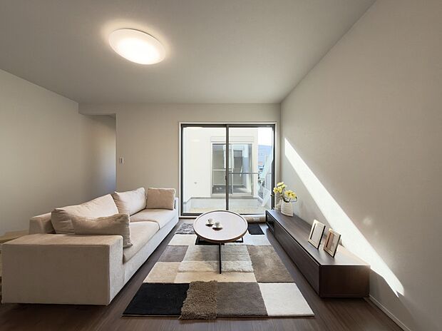 【LDK/No1】
LDKはゆったり約23.8帖！中庭に面した開放感のある空間です。一角にカウンター付きのライブラリーを備えており、お子様の学習スペースや趣味スペースとしてお使いいただけます。