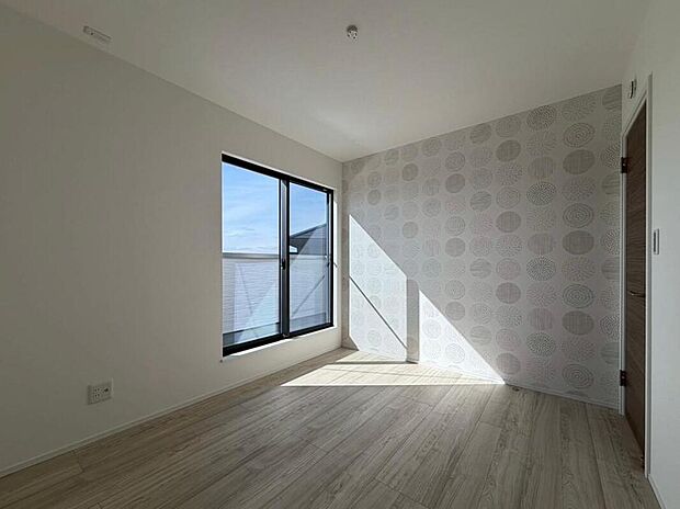 【2階約5.6帖洋室/No.2】
北欧柄のアクセントクロスがモダンな洋室です。バルコニーに出入りできます。クローセットを備えており、衣類や小物類などがすっきりと片付きます。