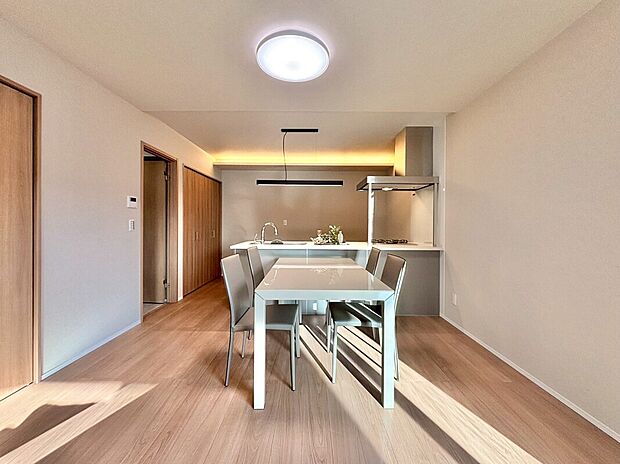 【LDK/No.3】
対面式キッチンを設置しており、調理中もリビングにいるご家族との会話が弾みます。キッチン上部には間接照明を施しており、柔らかな光が空間を包み込みます。