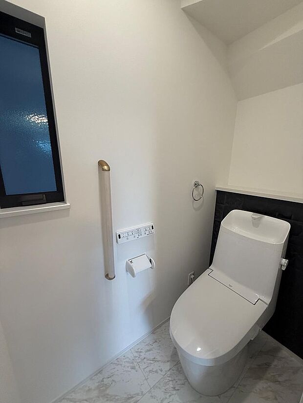 【【トイレ/No.3】】各階にトイレを設置しており、混み合う朝の時間帯にも気兼ねなくご使用いただけます。トイレ周辺に収納を備えており、トイレットペーパーのストックや掃除用品を収納できます。
