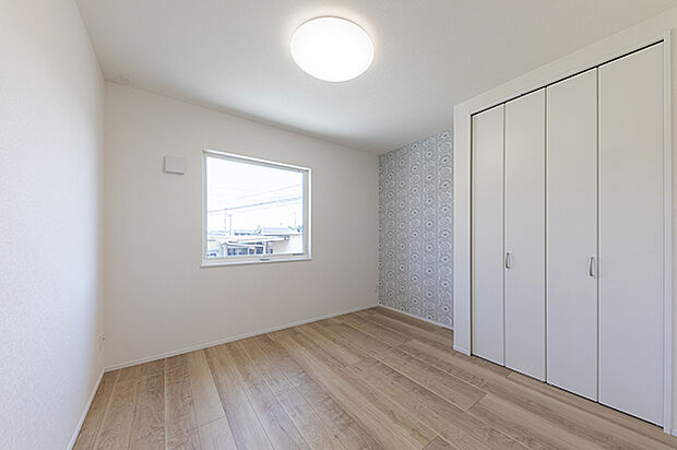 【【2階洋室/No.1】】約5.6帖の洋室の一角には、柄入りのアクセントクロスを施し、個性が光る空間に。内装は、木目調の床材を採用した、ナチュラルで温かみのある雰囲気です。