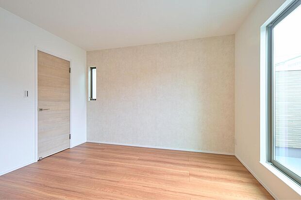 【【No.8】】ご家族お揃いでもお休みいただける、約8.0帖の広々とした洋室です。南向きのバルコニーからたっぷりと陽光が注ぐ明るい空間!床暖房付きで、寒い季節も快適にお過ごしいただけます。