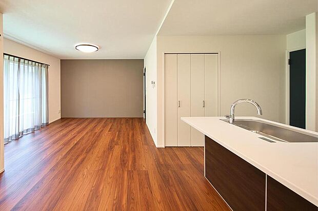 【【No.5】】暮らしのメイン空間LDKは、広々約18.3帖!中央付近に収納があり、カバンなどの収納に便利です。玄関から階段へはリビングを通るため、ご家族のコミュニケーションが取りやすい間取りです。