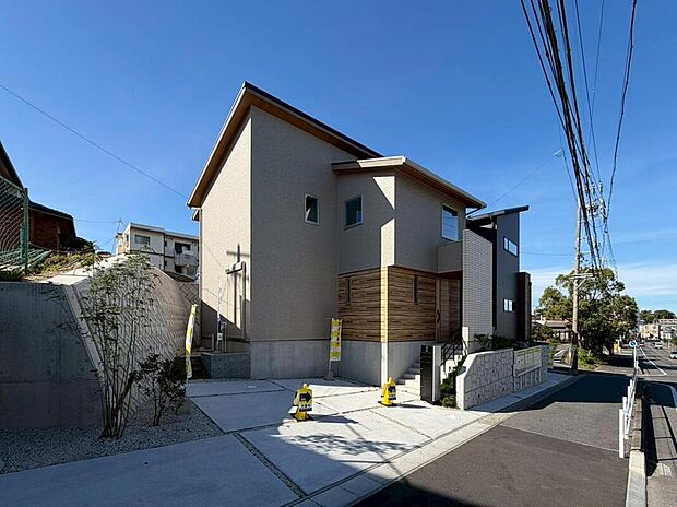 【【G-style大府市北山I(No.2)/外観写真】】暮らしやすい、収納豊富なプランです。玄関ホールにはファミリークロークがあり、カバンや上着などを収納可能◎各洋室のほか、リビングやホール、洗面室にも収納スペースを備えています。車2台、並列駐車可能です。