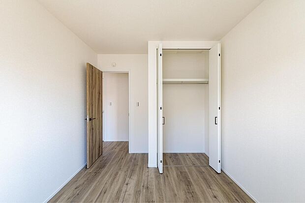 【【2階洋室/NO.3号地】】約5.5帖の2階洋室です。収納スペースを備えており、収納家具を最小限にとどめ、住空間を有効にお使いいただけます。