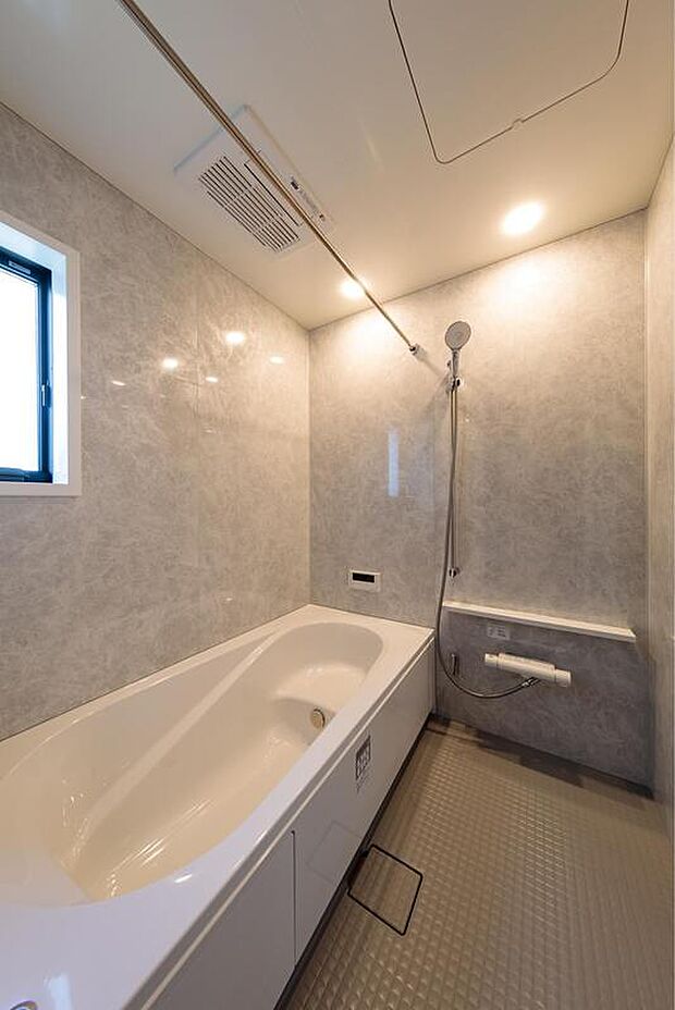 【【浴室/NO.3号地】】ベンチ付きの浴槽を設置しており、半身浴などを楽しむことができます。浴室暖房換気乾燥機付きで、寒い季節の入浴も快適です。ヒートショックの防止にも◎
