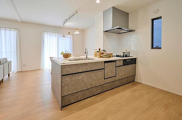 【【施工例】】空間に馴染む、フルフラットタイプのキッチンです。ワークスペースが広く、使いやすさも◎食器洗浄乾燥機やタッチレス水栓、ガラストップコンロなど、機能的な設備を搭載しています。