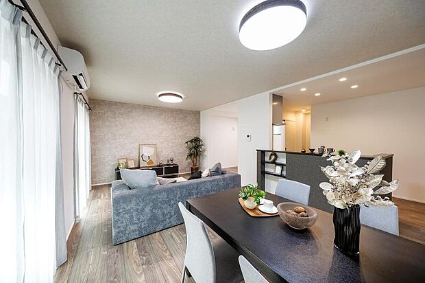 【【施工例/LDK】】リビングとダイニングをゆるやかにゾーニングしやすい住空間◎ご家族が集うリビングに、優しい色調のアクセントクロスを施しました。