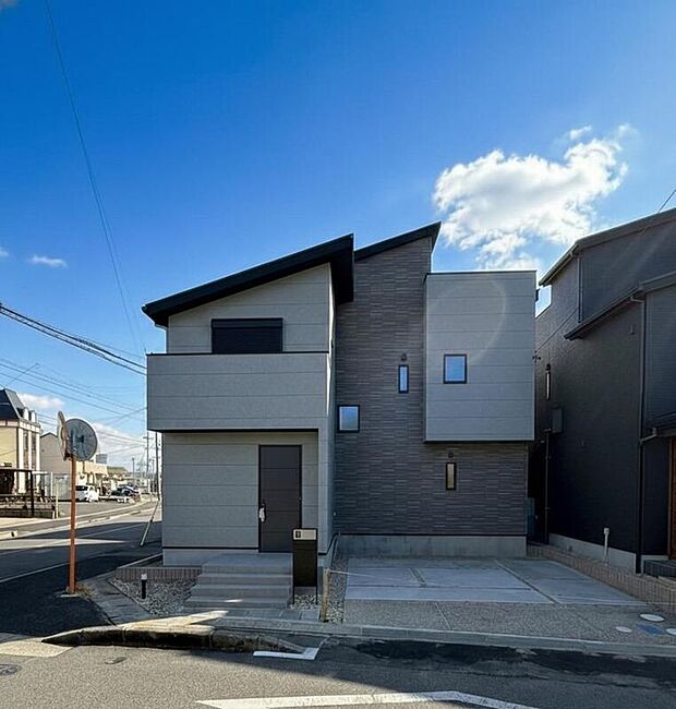 【【外観/No4】】プライベート性の高い、角地の家！敷地南側には庭があり、伸びやかな暮らしを実現いただけます。車2台、並列駐車可能です(車種による)。