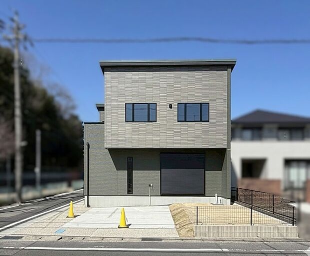 【【外観/NO.2】】プライベート性の高い角地!南側と東側が道路に面した、陽光豊かな住まいです。車2台並列駐車可(車種による)。
※本画像の外構写真は完成予想画像です。実際の景観・形状とは異なる場合があります。