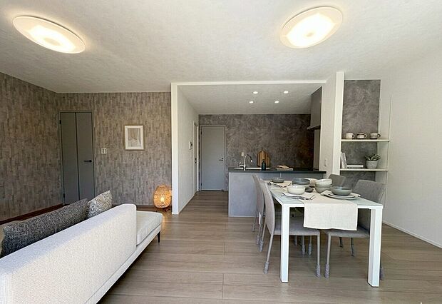 【【LDK/NO.2】】室内各所に多彩な収納をご用意。整理整頓が叶い、住空間を広々と有効にお使いいただけます。可動棚は、見せる収納を楽しむこともできます。