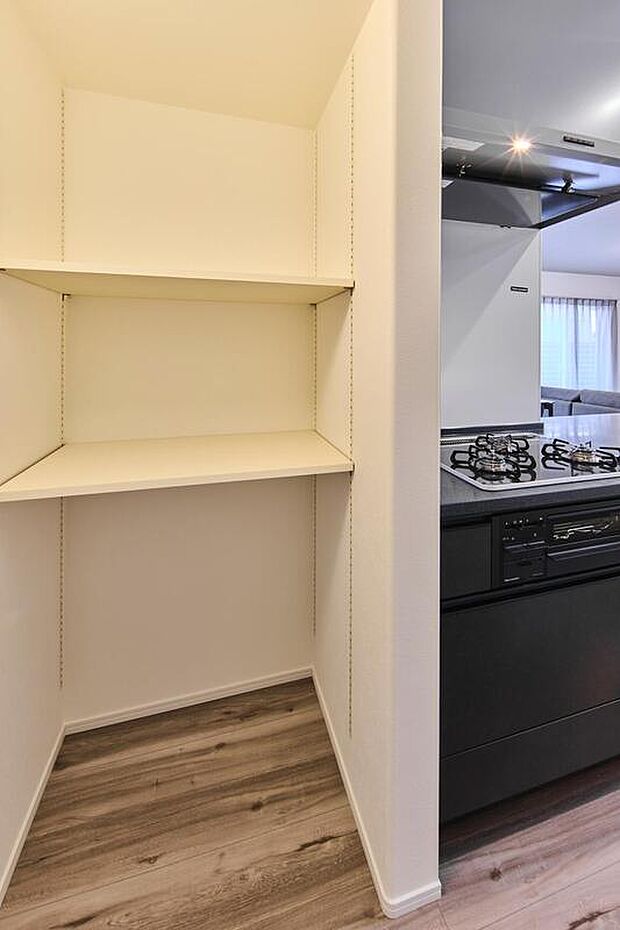 【【パントリー/No.4】】キッチンの横に設けた可動棚付きのパントリー。収納するものによって高さを合わせることができ、すっきりと整理整頓ができます。