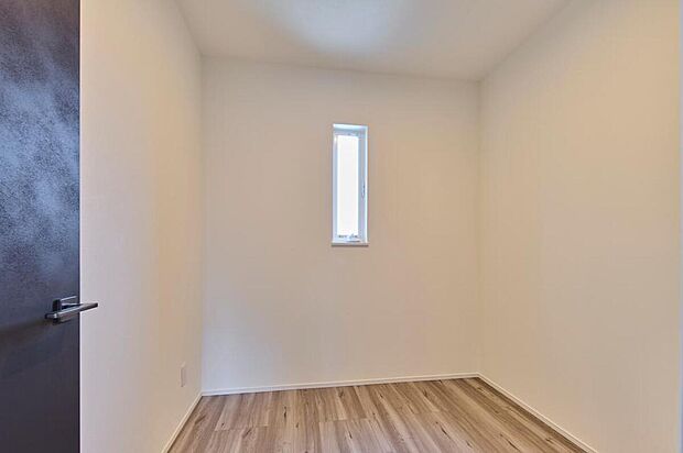 【【ファミリークローク/No.4】】約3.1帖あり、ご家族分の衣類をまとめて収納できます。廊下から出入りできるため、ご家族が就寝中でも気にせず物の出し入れが可能です。