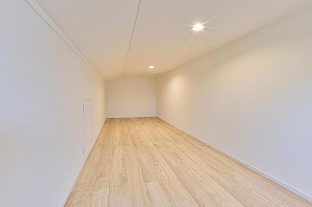 【【小屋裏収納/No.1】】約6.1帖の大容量小屋裏収納付きプランです。固定階段を備えており、荷物の上げ下ろしがスムーズに◎収納のほか、お子様の遊び場や趣味スペースなど、マルチにお使いいただる空間です。