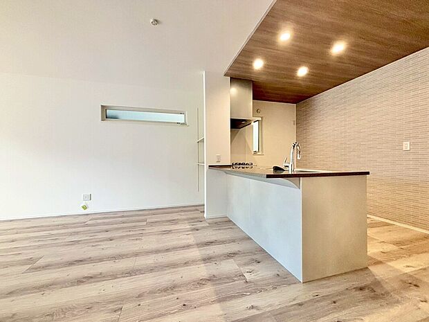 【【LDK/No.4】】キッチン上部は、ポップアップ天井＋木目調クロスを施し、視覚的に空間をゾーニングしています。照明はダウンライトを採用し、スタイリッシュな雰囲気に◎