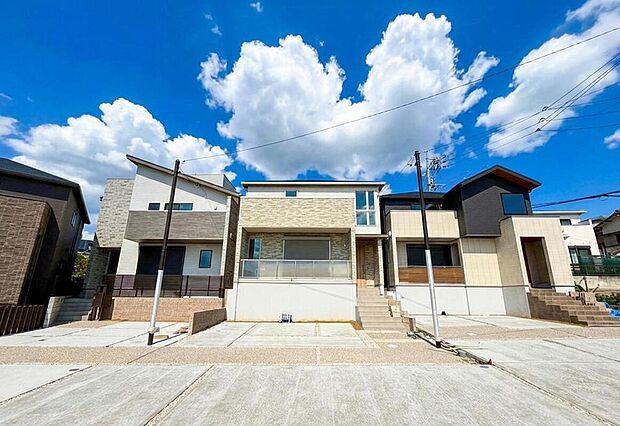 【【街並み】No4モデルハウス】土間収納やリビング収納、ホール収納など、随所に収納スペースを備えており、荷物をすっきりと収納できます。床暖房や食器洗浄乾燥機、タッチレス水栓、浴室暖房換気乾燥機など機能的な設備を搭載しています。