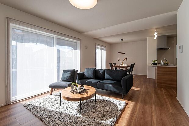 【【施工例/リビング】】2ヶ所の掃き出し窓から陽光がたっぷり差し込む、明るく心地よいリビング空間。ソファやダイニングテーブルを配置しても圧迫感が少なく、自由度の高いコーディネートを楽しめます。