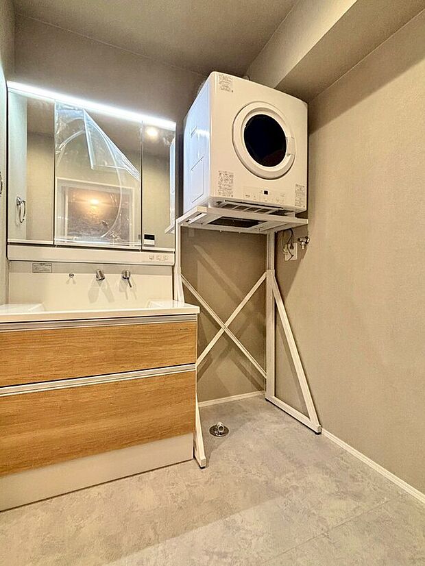 【【洗面室/No.3】】ガス衣類乾燥機「乾太くん」を備えており、洗濯がはかどります。洗面台は、水垢が付きにくく掃除しやすい、上方吐水タイプの水栓付きです。