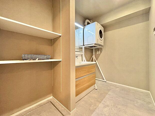 【【洗面室/No.3】】洗面室にオープン収納を備えており、タオルやパジャマ、洗面グッズなどをすっきりと収納できます。可動棚付きで、収納スペースを無駄なくご活用いただけます。