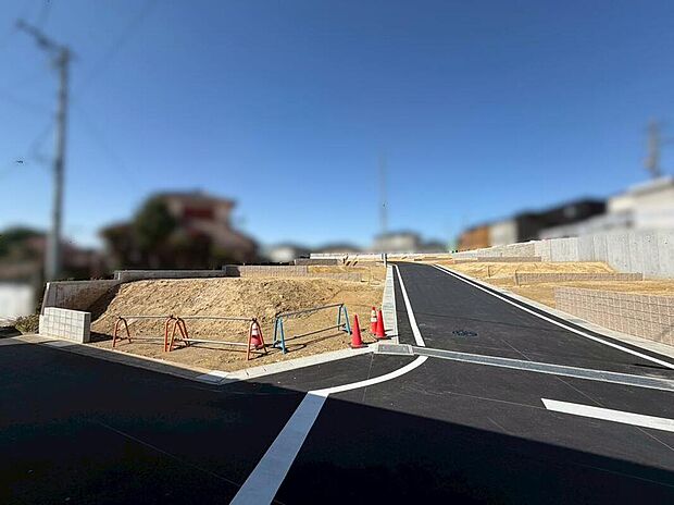 【【現地土地写真】】建ペい率：60％、容積率：200％
設備：公営水道、都市ガス、公共下水
用途地域：第一種住居地域