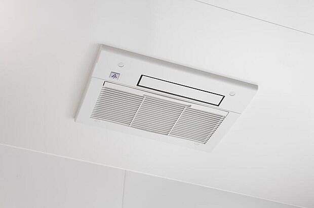 【【浴室暖房乾燥機】】寒い季節の入浴も快適な浴室暖房乾燥機を搭載。雨の日の洗濯物も乾燥機能でしっかり乾き、ヒートショック対策にも効果的な優れものです。