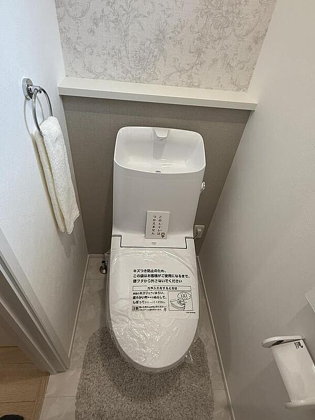 【【トイレ/No.2】】各階にトイレを備えており、混み合う朝の時間帯や来客時にも気兼ねなくご使用いただけます。温水洗浄便座付きトイレを設置しており、快適です。